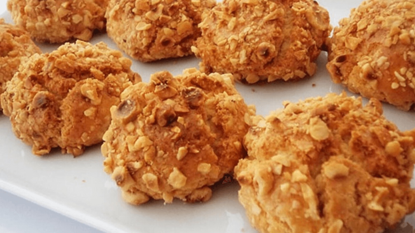 Jasmine’s nut cookies coated with chopped hazelnuts.