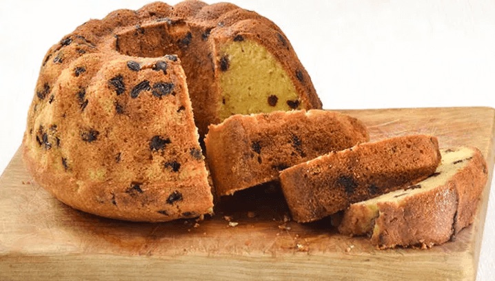 Slices of Jasmine’s orange-grape bundt cake on a wooden board.
